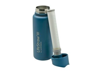 LifeStraw Go Insulated Bottle a filtrar água durante uma caminhada na montanha