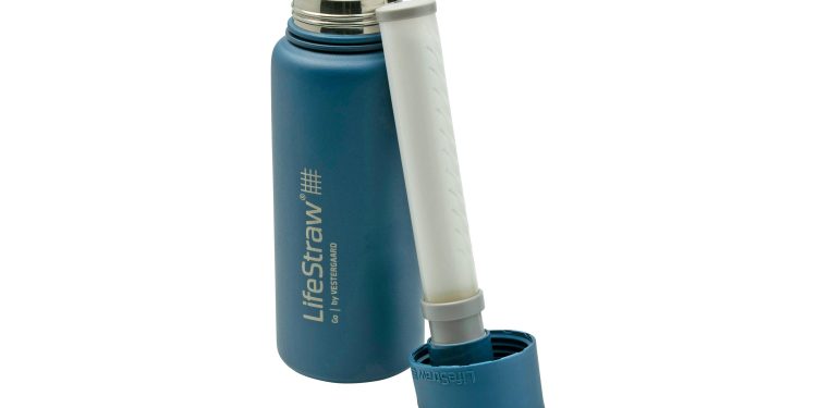 LifeStraw Go: a garrafa que pode salvar o dia 1 LifeStraw Go Insulated Bottle a filtrar água durante uma caminhada na montanha