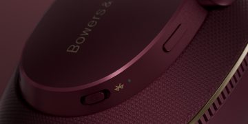 auriculares Bowers & Wilkins Pi8 em cores premium Dark Burgundy e Pale Mauve sobre fundo elegante