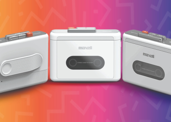 leitor de cassetes portátil Maxell com Bluetooth e design retro pousado sobre uma mesa com cassetes