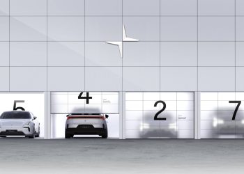 Polestar 4 em estrada urbana com design moderno e perfil aerodinâmico