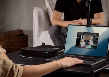 RØDECaster Video Core ligado ao RØDECaster Pro II em configuração de estúdio