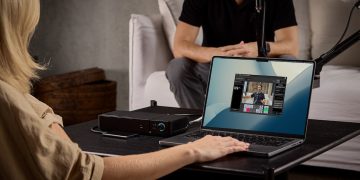 RØDECaster Video Core ligado ao RØDECaster Pro II em configuração de estúdio