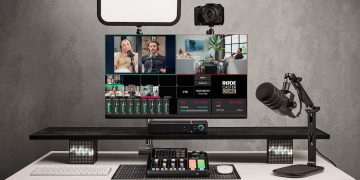 RØDECaster Video Core sobre uma secretária de estúdio, com ligações HDMI e USB-C visíveis.