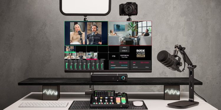 RØDECaster Video Core sobre uma secretária de estúdio, com ligações HDMI e USB-C visíveis.