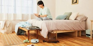 iRobot Roomba Mini com Base AutoEmpty em quatro cores sobre superfície branca