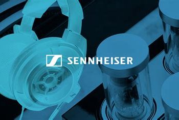 Auscultadores Sennheiser HD 600 de gama audiófila sobre secretária de estúdio com iluminação suave, simbolizando a incerteza do futuro da marca consumer
