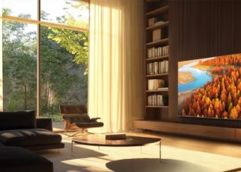 sala com televisão TCL QD-Mini LED e família a ver filme em ambiente confortável