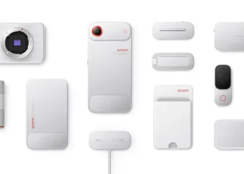 Protótipo Tecno Atom em acabamento prateado com acessório de câmara magnética acoplado na parte traseira.