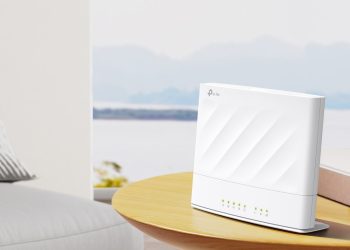dispositivos TP-Link Archer MX700, Deco BE22, Tapo C260 e Tapo S112 numa mesa com ambiente de casa inteligente