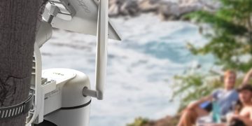 câmara TP-Link Tapo C615G com painel solar instalada num jardim exterior