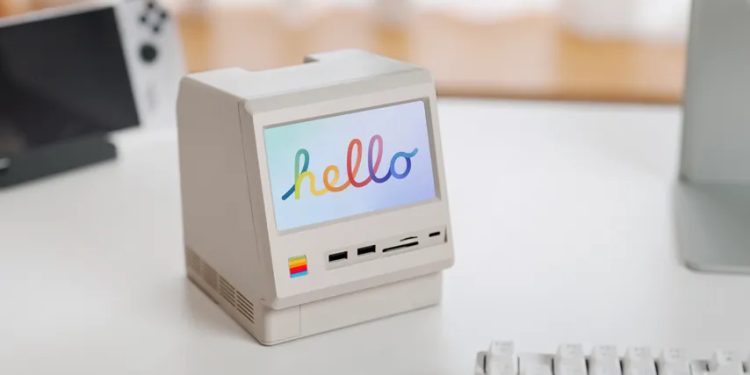 Dock WOKYIS Retro para Mac Mini com design inspirado no Macintosh Classic