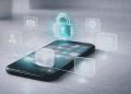 utilizador a aceitar permissões numa app no smartphone