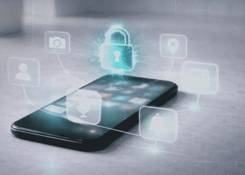 utilizador a aceitar permissões numa app no smartphone