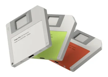 caixa SSD NVMe moderna ao lado de disquete clássica