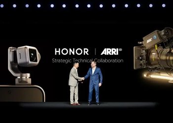 HONOR Robot Phone com câmara estabilizada por gimbal, ao lado de uma câmara de cinema ARRI Alexa 35 em set de filmagens