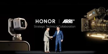 HONOR Robot Phone com câmara estabilizada por gimbal, ao lado de uma câmara de cinema ARRI Alexa 35 em set de filmagens