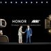 HONOR e ARRI: Hollywood chega ao telemóvel 8 HONOR Robot Phone com câmara estabilizada por gimbal, ao lado de uma câmara de cinema ARRI Alexa 35 em set de filmagens