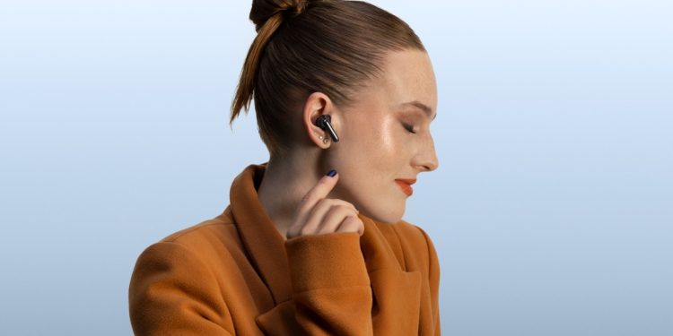 Moto Buds 2 Plus em cor PANTONE Cool White com estojo de carregamento, ao lado dos Moto Buds 2 em cor PANTONE Violet Ice