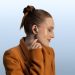 Moto Buds 2 e 2 Plus: com ou sem som Bose? 7 Moto Buds 2 Plus em cor PANTONE Cool White com estojo de carregamento, ao lado dos Moto Buds 2 em cor PANTONE Violet Ice