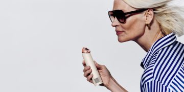 ventoinha portátil Dyson HushJet Mini Cool na mão de um utilizador em ambiente urbano