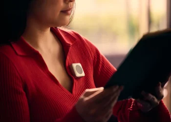 Button Computer wearable de inteligência artificial em alumínio escovado com design semelhante ao iPod Shuffle preso a uma camisa