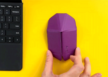 rato Air.0 dobrável ultrafino inspirado em origami ao lado de portátil