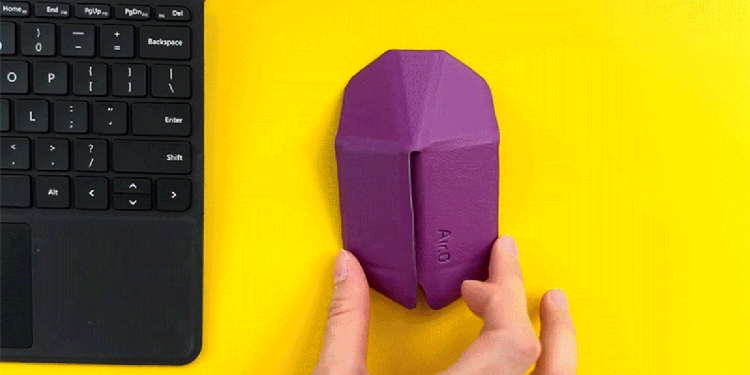 rato Air.0 dobrável ultrafino inspirado em origami ao lado de portátil