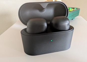 Sony WF-1000XM6 auriculares sem fios em acabamento preto mate sobre superfície branca com estojo de carregamento aberto ao lado