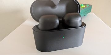 Sony WF-1000XM6 auriculares sem fios em acabamento preto mate sobre superfície branca com estojo de carregamento aberto ao lado