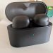 Sony WF-1000XM6 auriculares sem fios em acabamento preto mate sobre superfície branca com estojo de carregamento aberto ao lado