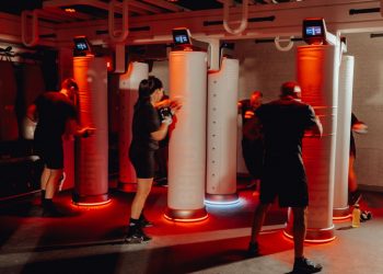 pessoa a treinar com smartwatch e aplicação de fitness orientada por dados em tempo real