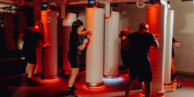 pessoa a treinar com smartwatch e aplicação de fitness orientada por dados em tempo real