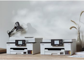 impressora Canon MAXIFY GX em ambiente de escritório com documentos impressos em preto e branco