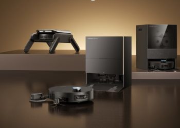 Dreame X60 Pro Ultra Complete robot aspirador com braços duplos UltraExtend em modo de limpeza de rodapés numa sala de estar moderna