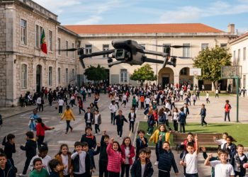 Drone de segurança autónomo a sobrevoar o corredor de uma escola americana vazia com luzes de emergência activas