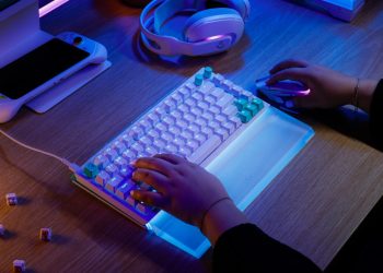 Teclado gaming Logitech G512 X 75 com iluminação RGB activa e barra de luz frontal