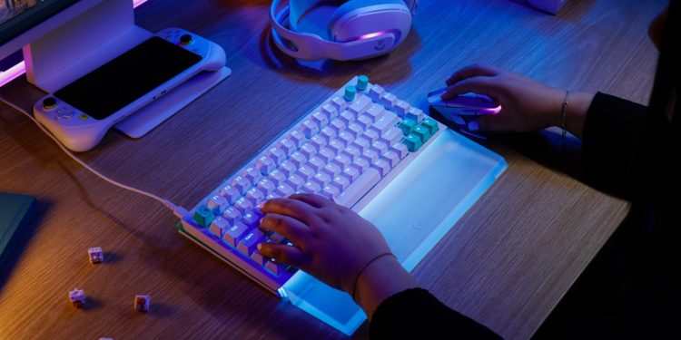 Teclado gaming Logitech G512 X 75 com iluminação RGB activa e barra de luz frontal