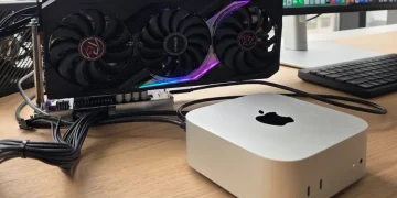 Mac mini ligado a uma eGPU externa para processamento de inteligência artificial