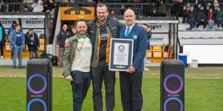 centenas de colunas Bluetooth Majority a tocar em simultâneo num estádio durante um jogo de futebol feminino