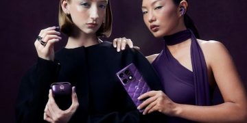 smartphone Motorola Signature com cristais Swarovski em cor violeta
