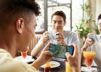 smartphones OPPO A6x e A6k em diferentes cores com ecrã brilhante e design moderno