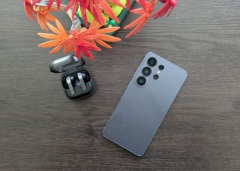 Samsung Galaxy S26 Ultra em cor violeta cobalto sobre superfície escura com câmaras traseiras em destaque e ecrã ligado a mostrar interface One UI 8.5