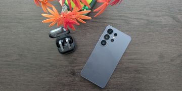 Samsung Galaxy S26 Ultra em cor violeta cobalto sobre superfície escura com câmaras traseiras em destaque e ecrã ligado a mostrar interface One UI 8.5