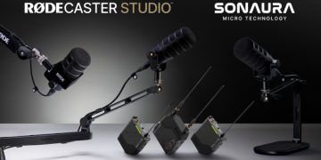 Mesa de estúdio com o novo sistema de microfone RØDE RØDELink II e suporte LPA1 em ambiente de podcast profissional iluminado a luz quente