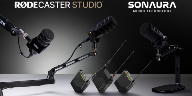 RØDE no NAB 2026: microfones microscópicos, IA e o futuro do áudio 1 Mesa de estúdio com o novo sistema de microfone RØDE RØDELink II e suporte LPA1 em ambiente de podcast profissional iluminado a luz quente