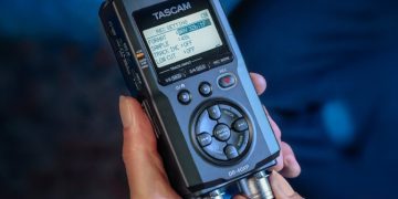 gravador portátil TASCAM DR-40XP com microfones ajustáveis em configuração X/Y