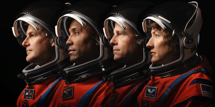 equipa da missão Artemis II da NASA reunida junto ao foguetão SLS antes do lançamento