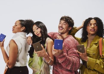 Motorola razr 70 ultra aberto com ecrã interno e externo visível