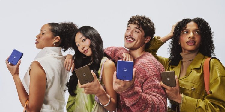 Motorola razr 70 ultra aberto com ecrã interno e externo visível